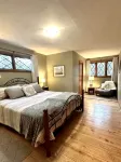 Hemlock Retreats - Cabin, 6 Acres, Hot Tub & Winery - シャレー