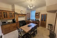 4 Bed End Terrace - Sleeps 7 - WiFi