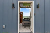 Serenity Villa: Luxurious Retreat with Hot Tub, Rooftop Deck & Mountain View's - 4 tähden