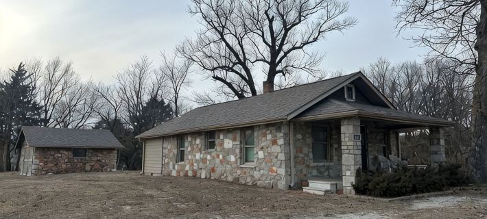 Charming 2-bedroom farmhouse in peaceful Joplin Hotels in Joplin