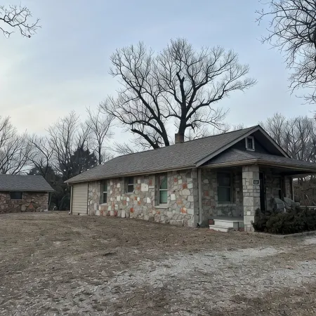 Charming 2-bedroom farmhouse in peaceful Joplin