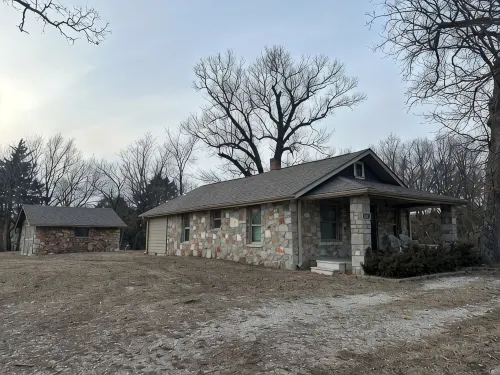 Charming 2-bedroom farmhouse in peaceful Joplin