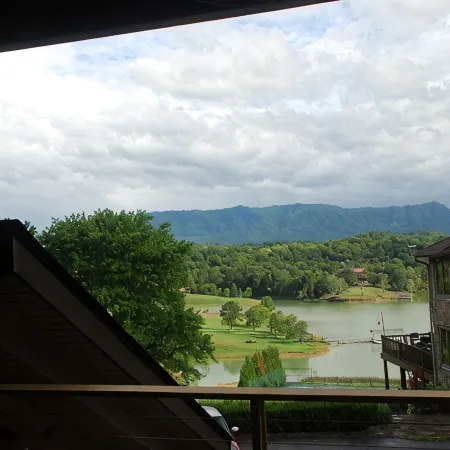 "The Wolf Den" - Lakefront suite with mountain views
