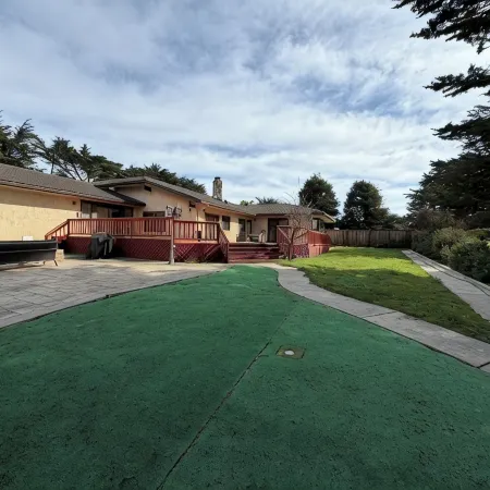 Spacious 4300 sq ft Bay Escape – On Golf Course & Near to Beach and Trials