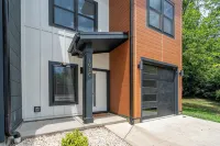 Trendy Townhome Near Downtown - บังกะโล