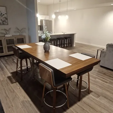 Charming 2-Bedroom Apartment in Downtown Manor