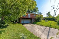 4 Bed 3 bath clean , spacious all brick home , welcome families and work groups - Wifi