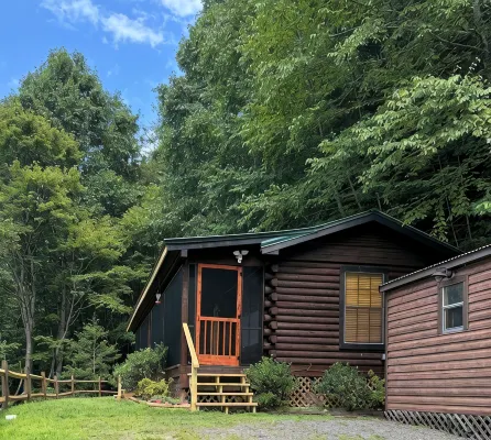 Simple Charming 2-bedroom cabin in Whittier NC, 14 miles from Cherokee