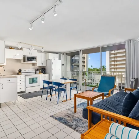 Spacious 1 Bedroom Condo w/full Kitchen & Parking
