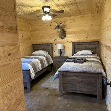 Cozy Cabin 5 mins from the lake~Covered Boat Port w/power & lights~Pets~WIFI