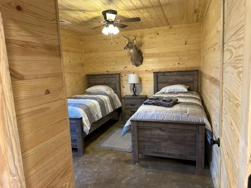 Cozy Cabin 5 mins from the lake~Covered Boat Port w/power & lights~Pets~WIFI - Alphydda