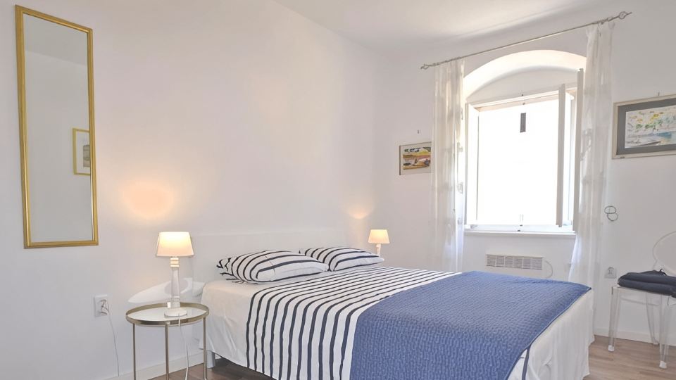 Lovely one bedroom apartment for 3 on the main Hvar town square