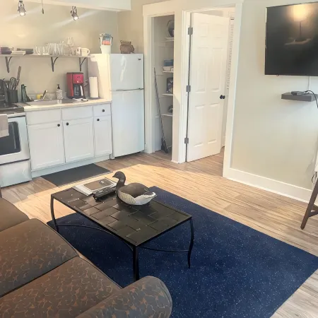 1 bed/1 bath, 1.5 blocks to beach/town, dog friendly