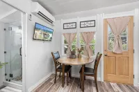 Julian Cafe Couples Cottage - Breakfast Included at The Julian Cafe & Bakery!