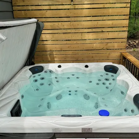 Northern Cottage with Hot Tub, Trent Lakes