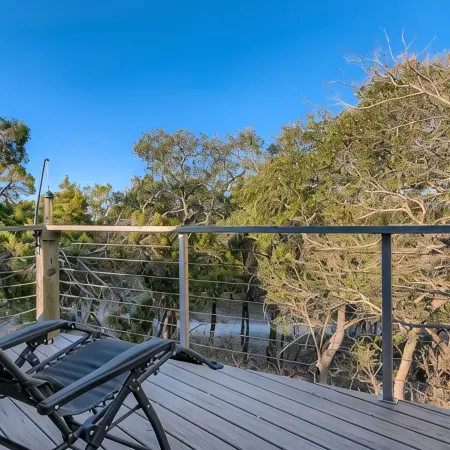 Modern 2-Bedroom Loft in Austin w Pool, Hot Tub,Fire pit,Goats,Alpacas,Chickens
