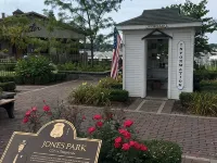 Charming Cottage in Historical Dist with Beautiful Gardens-5 Minute Walk to Town Hotels in Saugatuck