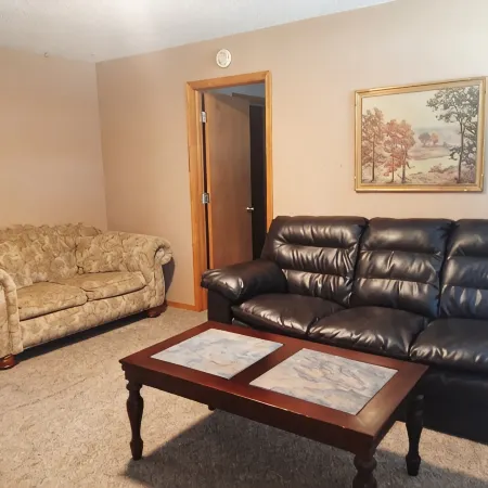 4 Bedroom-2 Full BathsClose to lake - 20 min to airport