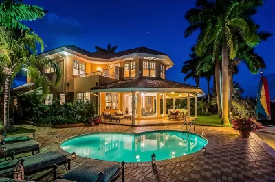 A luxurious beachfront villa with private beach on a calm lagoon. Montego Bay JA โรงแรมใน