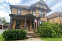 Historic 1884 Victorian Upstairs Unit.  Walk to everything!  Close to elk! - Wifi