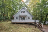 Winni Chalet w/ lake, beach, & boat launch access