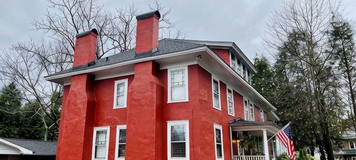 Cottage 1 block from Main St. on historic property. Hotels in Brevard