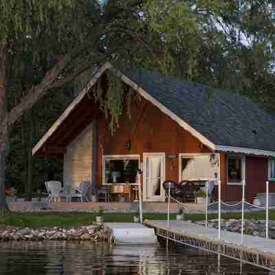 Door County's Chalet On The Shore Hotel Exterior