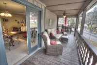 Downtown Condo - Only Condo Facing Main Street - 4 星級