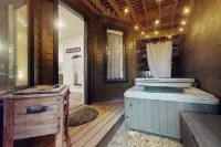 Modernist Mountain View Retreat in Old Mill!! Hot Tub!!!  Pool Table!!! - Gym