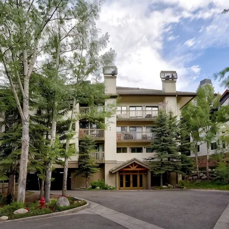 Spacious 3-bedroom penthouse condo, walk or ski to lifts, village and hot tub!