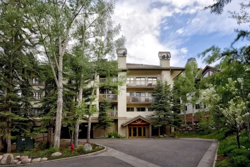 Spacious 3-bedroom penthouse condo, walk or ski to lifts, village and hot tub!