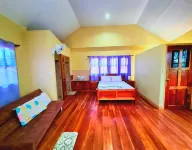 La-Familia Guest House - parking