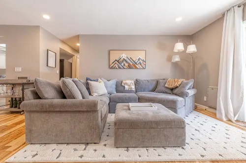 Vibrant Boho Home | 3 Bed | Pet Friendly l UNR