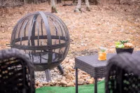 HOME AWAY FROM HOME/ 2 -story modern farmhouse at Lake Gaston  /HOT TUB AUG 1 - 3 stjerner