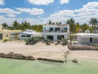 Coastal Casual Bliss: Beach + Pool + Rooftop Deck + Generator + Fast Internet チェレムのホテル