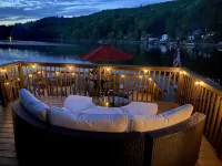 !!LAKEFRONT house with baby goats!! 디포짓 호텔