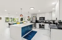 Luxurious 7-bedroom villa with pool/spa and pickleball court in fabulous Naples