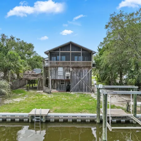 Pachs Crab Shack - Charming Waterfront 3 bed 1.5 bath House with a Dock