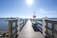 See dolphins from the balcony! Hot tub and pool. Renovated & fully equipped410
