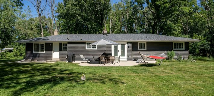 Modern style with nature around, a perfect vacation home Hotels in Ozaukee County