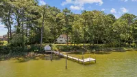 Inviting Waterfront Cottage on Cedar Creek - 홈스테이