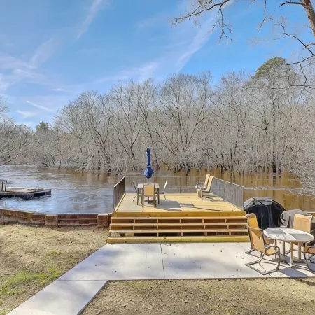 Riverfront Cottage with 2 docks and firepit located on the Edisto River
