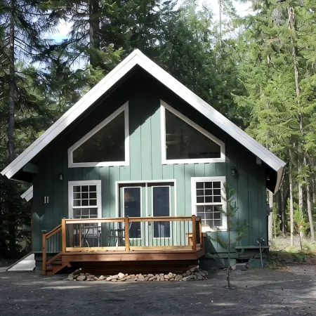 Cozy Bears Den Cabin just off Lake Kokanee