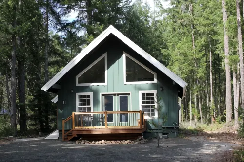 Cozy Bears Den Cabin just off Lake Kokanee
