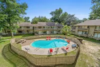 Bay Getaway, Cozy Studio Condominium in Daphne, AL - Sleeps 2 - Near Interstate