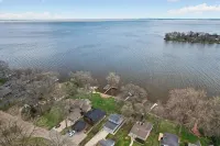 The Point on Winnebago: Dock. Dine. Unwind. - Wi-Fi