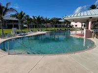 Newly renovated condo with golf cart included,  in Bahama Bch Club, Treasure Cay - piscina