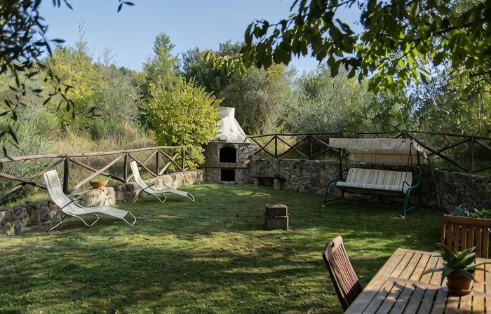 Farmhouse in the greenery of the Tuscany countryside with private pool and view