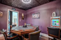 New!  Hidden- Speakeasy-penny floor. 3bd 3bath Boat dock & Walk 2 town FABULOUS - Wi-Fi