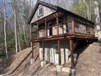 Cozy tiny cabin with Loft 10 minutes from DuPont State Park - 2-Star